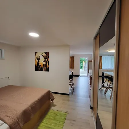 Tereza & Free Parking Pressburg